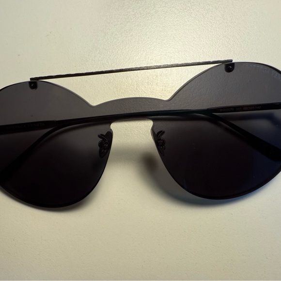 Bottega Veneta Sunglasses - Picture 2 of 5